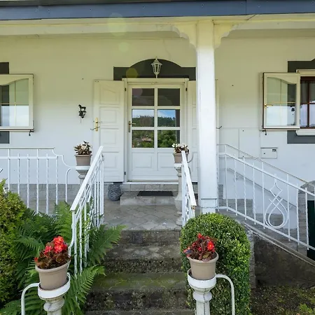 Villa Amalia, Centrum Banska Stiavnica, Parkovanie Pre 2 Auta, Velka Zahrada S Krbom, Cela Villa Amalia Pre 14 Osob Alebo Samostatne Nezavisle Prve Podlazie Villa Ama Pre 6 Osob Alebo Samostatne Nezavisle Podkrovie Villa Lia Pre 8 Osob,Pristup Cez Pi Exterior photo