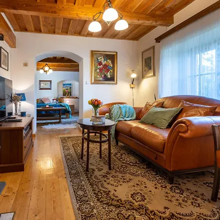 Villa Amalia, Centrum Banska Stiavnica, Parkovanie Pre 2 Auta, Velka Zahrada S Krbom, Cela Villa Amalia Pre 14 Osob Alebo Samostatne Nezavisle Prve Podlazie Villa Ama Pre 6 Osob Alebo Samostatne Nezavisle Podkrovie Villa Lia Pre 8 Osob,Pristup Cez Pi Exterior photo
