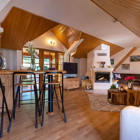 Villa Amalia, Centrum Banska Stiavnica, Parkovanie Pre 2 Auta, Velka Zahrada S Krbom, Cela Villa Amalia Pre 14 Osob Alebo Samostatne Nezavisle Prve Podlazie Villa Ama Pre 6 Osob Alebo Samostatne Nezavisle Podkrovie Villa Lia Pre 8 Osob,Pristup Cez Pi Exterior photo