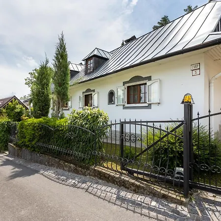 Villa Amalia, Centrum Banska Stiavnica, Parkovanie Pre 2 Auta, Velka Zahrada S Krbom, Cela Villa Amalia Pre 14 Osob Alebo Samostatne Nezavisle Prve Podlazie Villa Ama Pre 6 Osob Alebo Samostatne Nezavisle Podkrovie Villa Lia Pre 8 Osob,Pristup Cez Pi Exterior photo