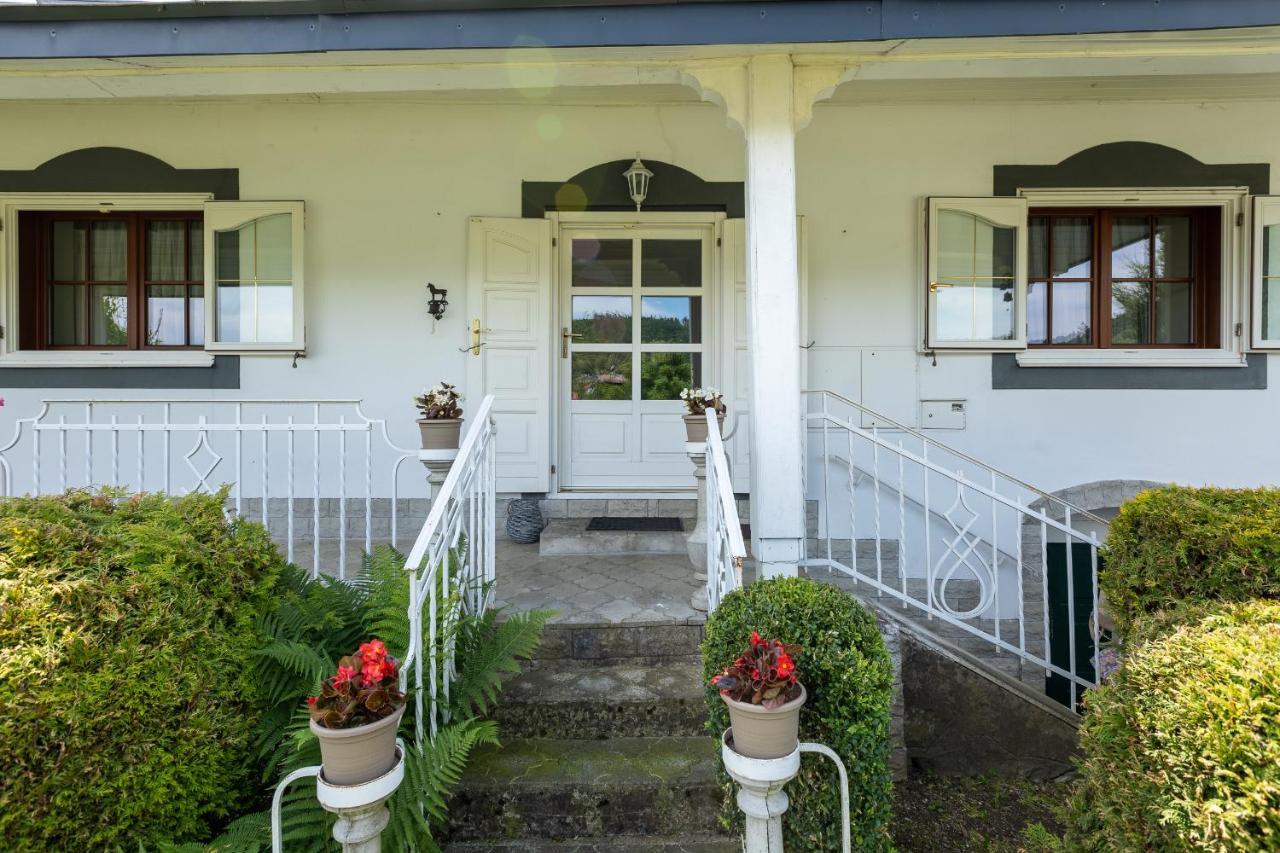 Villa Amalia: Spacious Garden Retreat With Fireplace In Banska Stiavnica