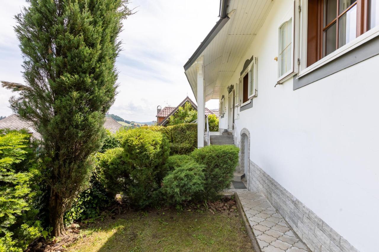Amalia: Spacious Garden Retreat With Fireplace In