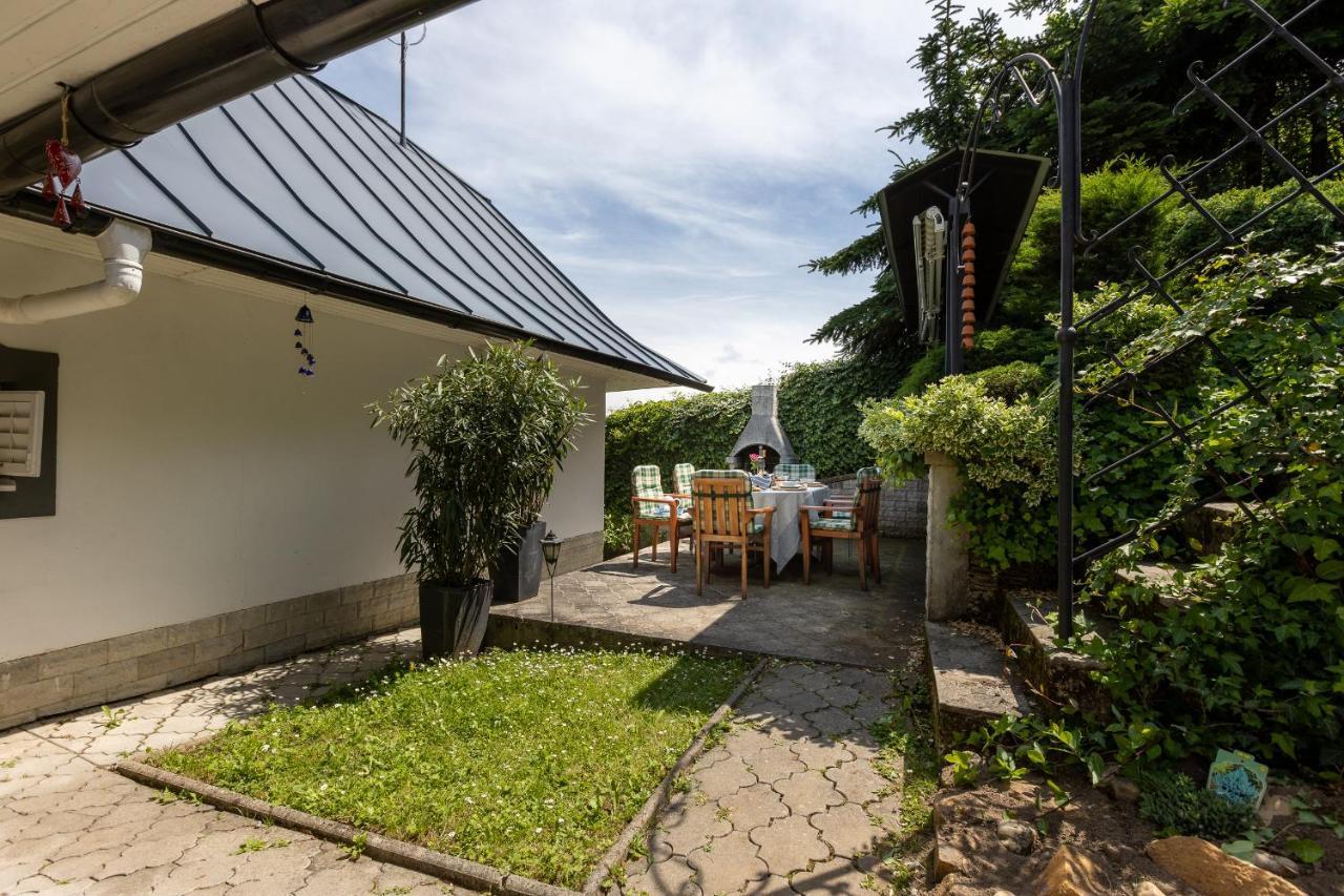Amalia: Spacious Garden Retreat With Fireplace In
