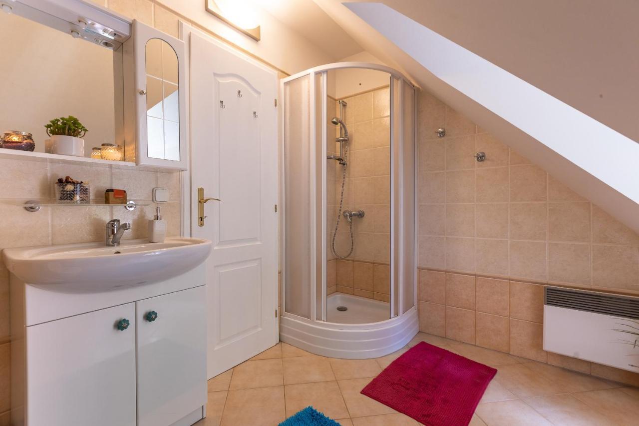 Amalia: Spacious Garden Retreat With Fireplace In