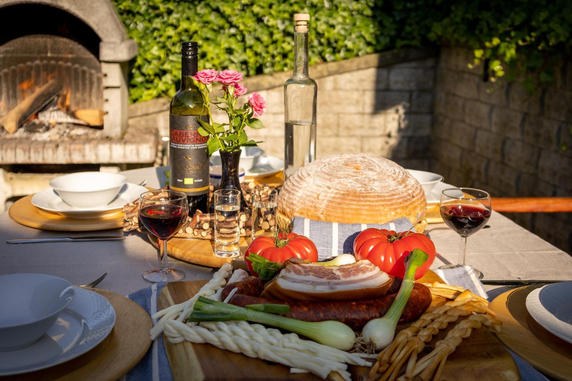Amalia: Spacious Garden Retreat With Fireplace In * Banska Stiavnica