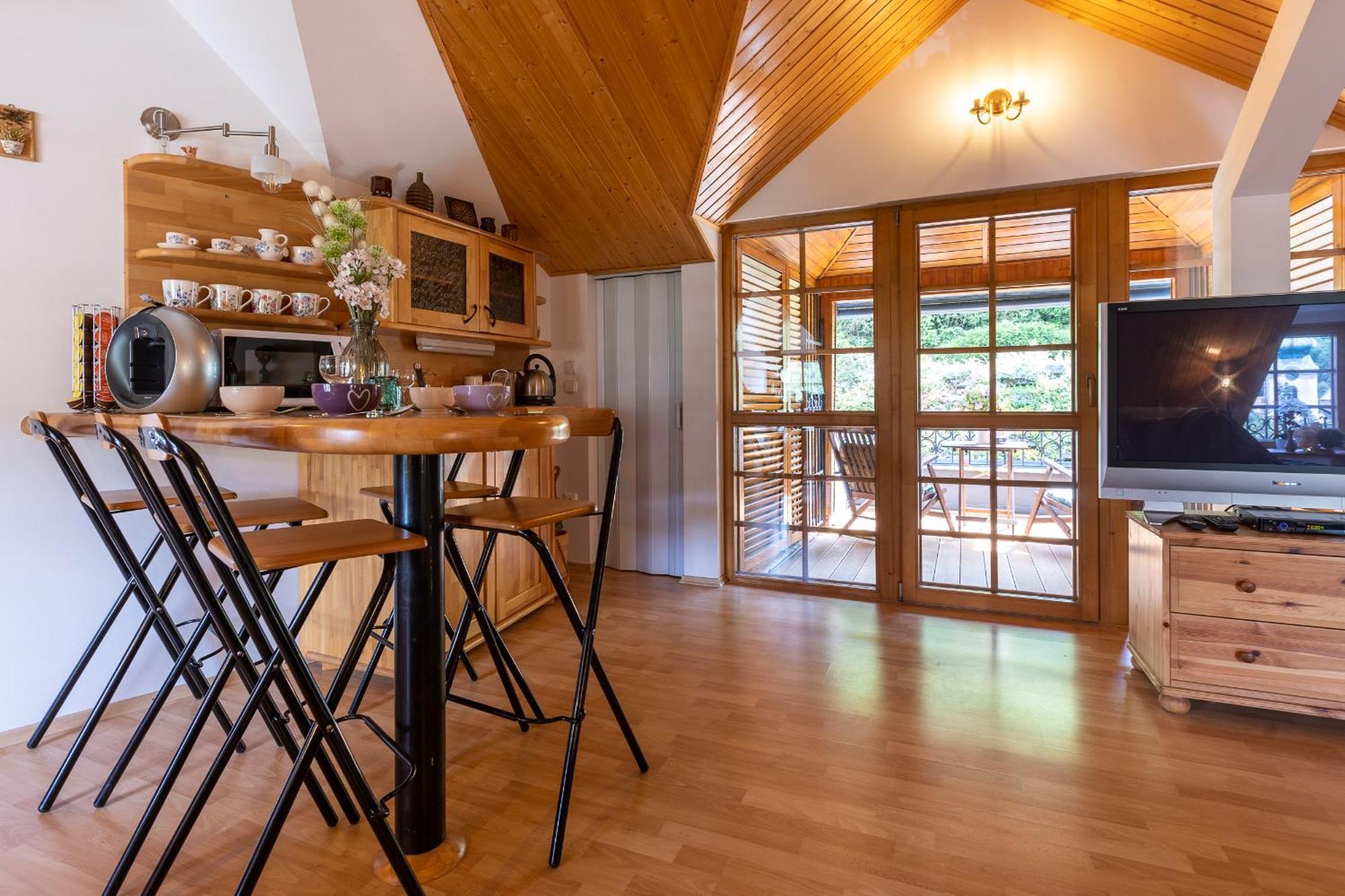 Villa Amalia: Spacious Garden Retreat With Fireplace In *