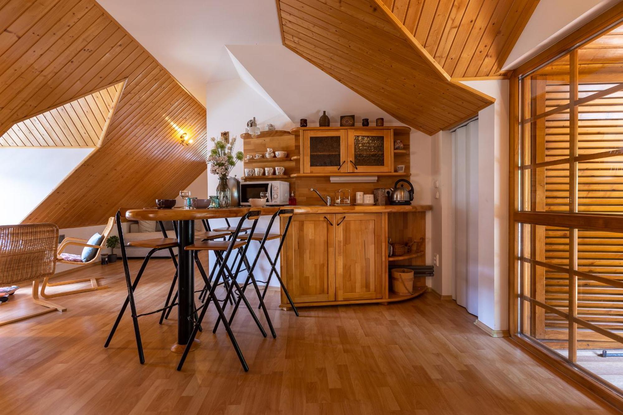 Amalia: Spacious Garden Retreat With Fireplace In