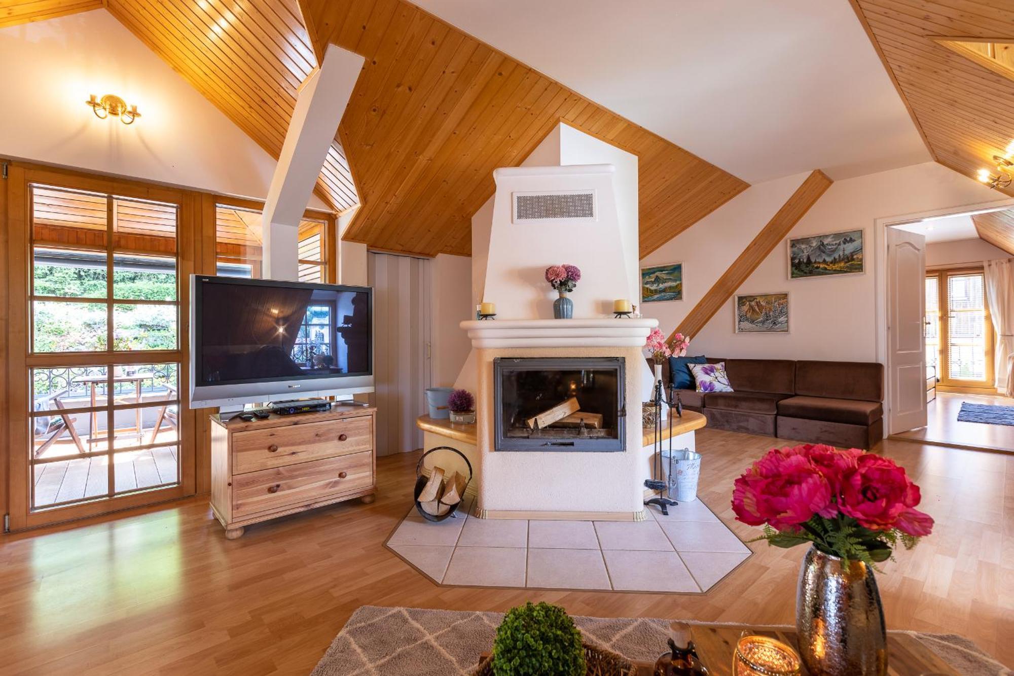 Villa Amalia: Spacious Garden Retreat With Fireplace In