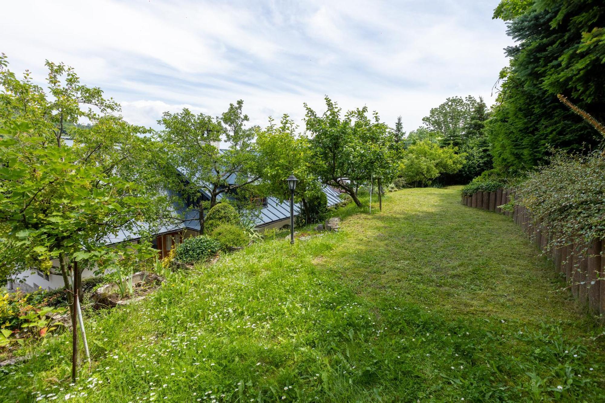 Amalia: Spacious Garden Retreat With Fireplace In *