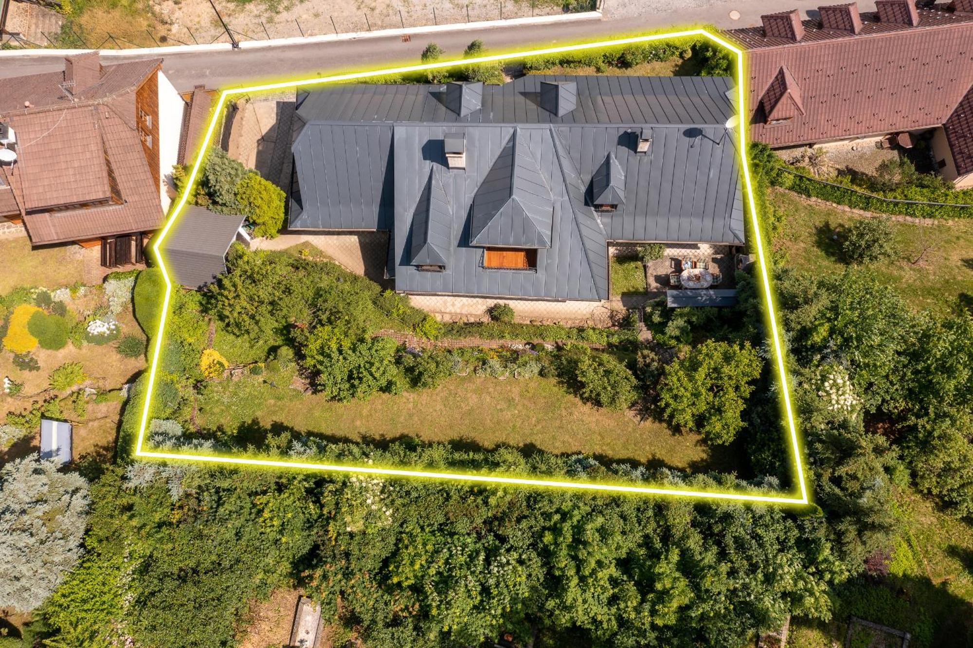 Villa Amalia: Spacious Garden Retreat With Fireplace In