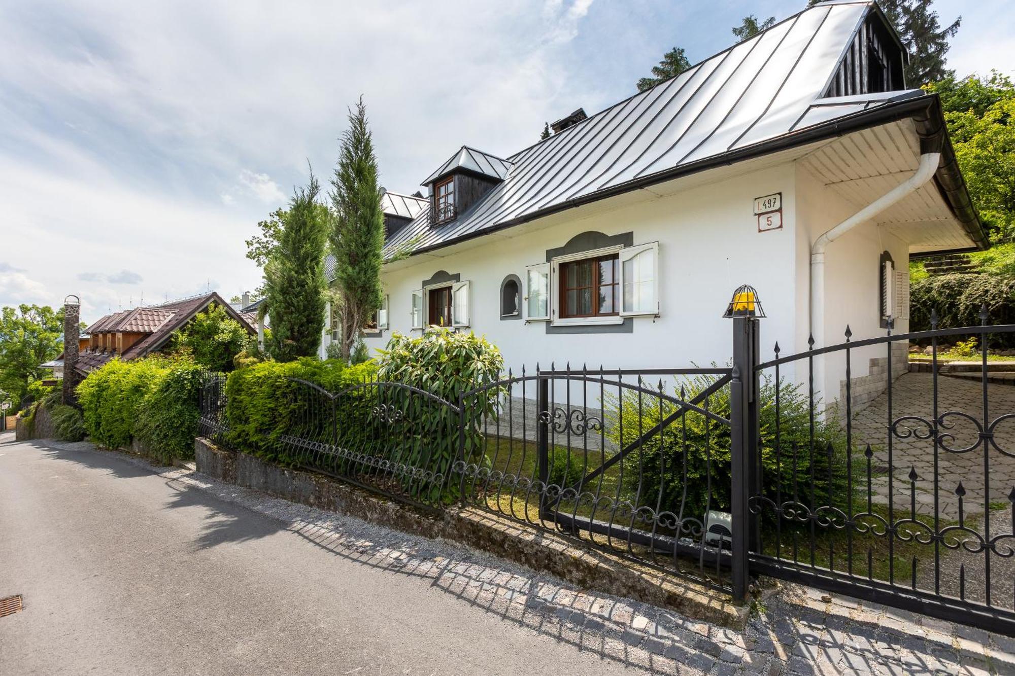 Amalia: Spacious Garden Retreat With Fireplace In Villa