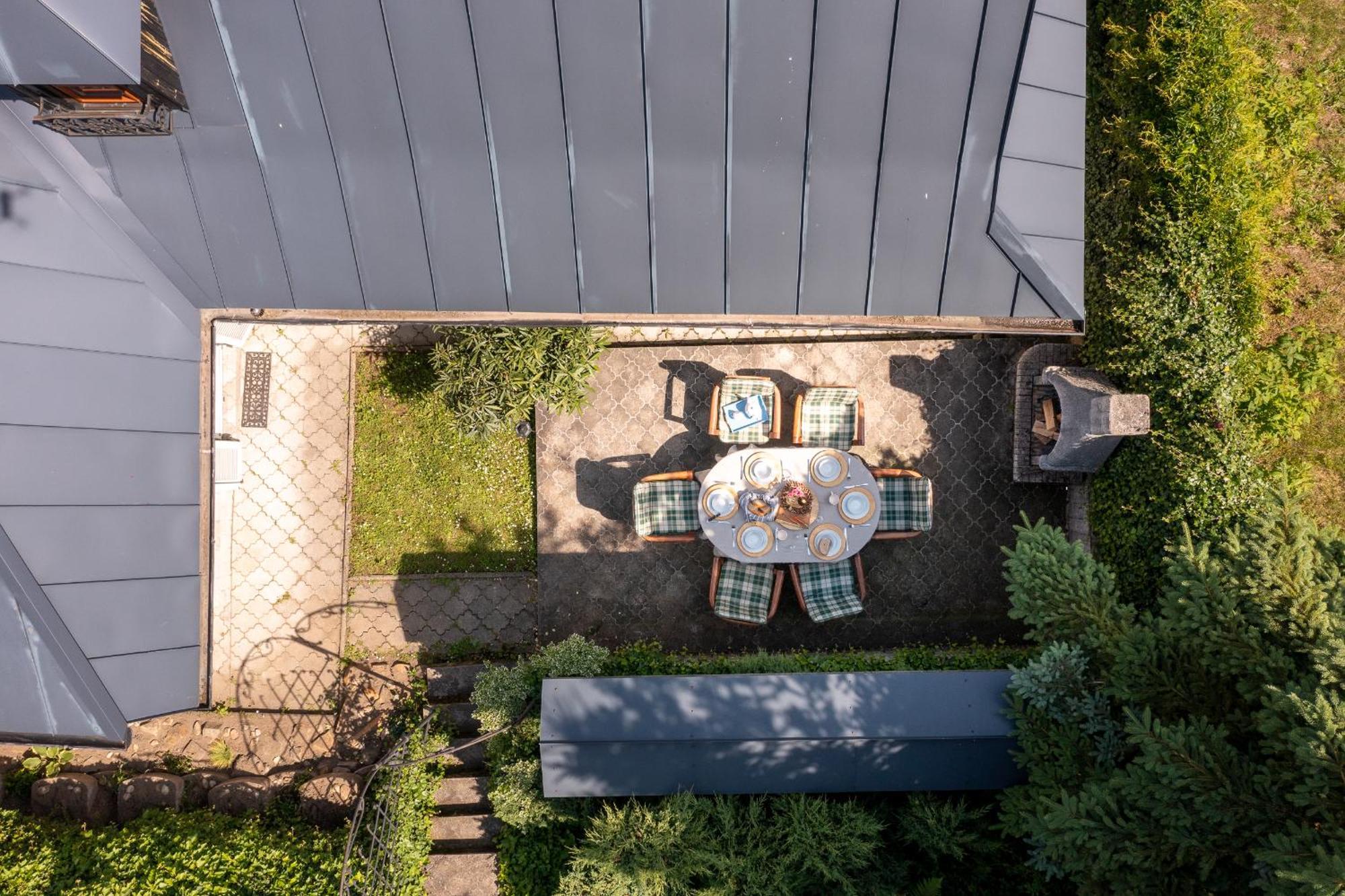 Amalia: Spacious Garden Retreat With Fireplace In *