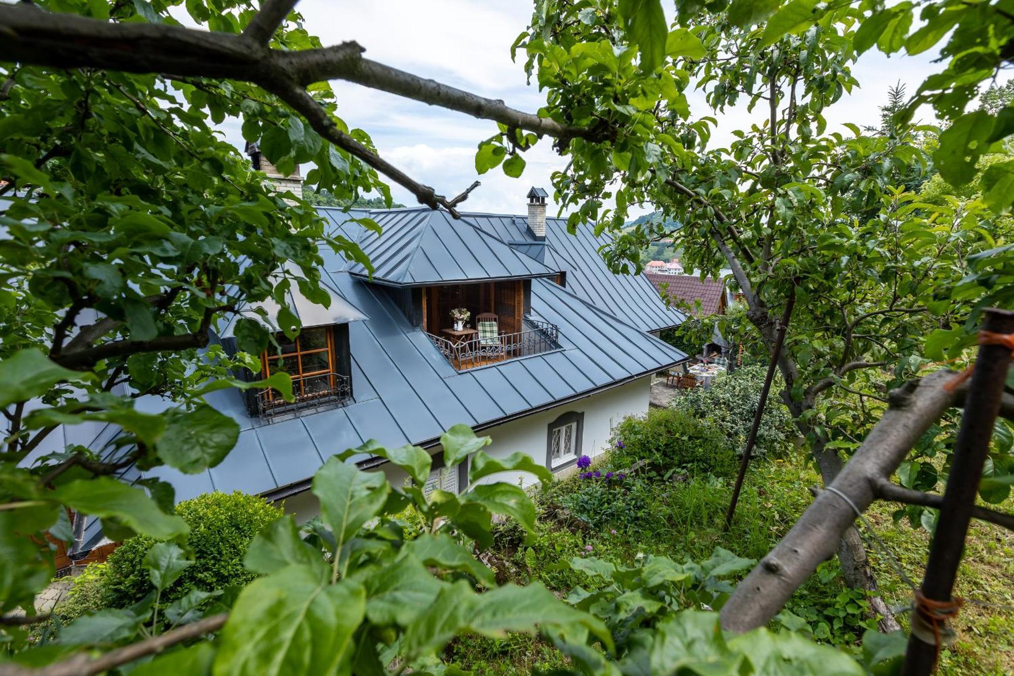Villa Amalia: Spacious Garden Retreat With Fireplace In Banska Stiavnica